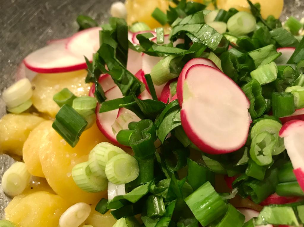 Bärlauch-Kartoffelsalat mit Radieschen und Lauchzwiebeln | Ökomarkt Hamburg
